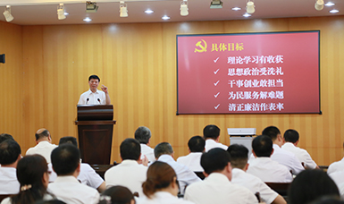 福建省人大黨組書(shū)記、副主任張廣敏在虹潤(rùn)會(huì)議室上黨課